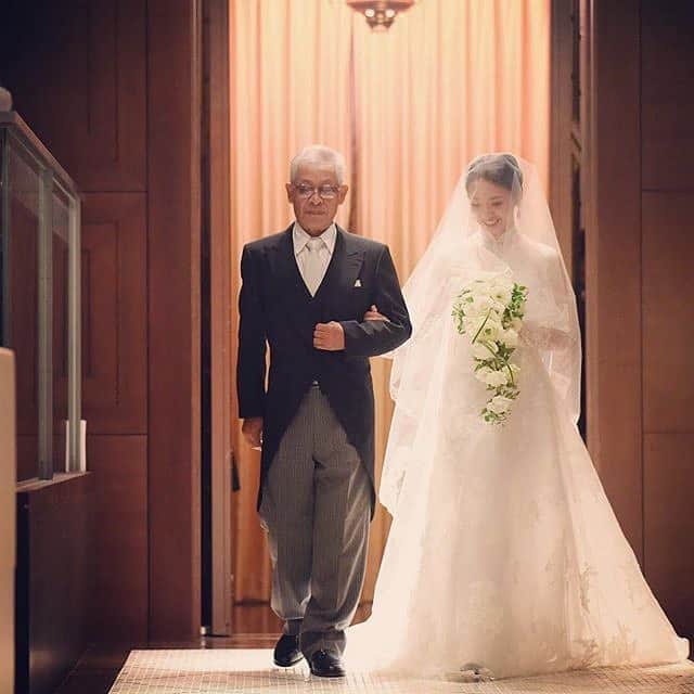 ホテルモントレウェディング【公式】 のインスタグラム：「♥ #montereyweddingstories2019 ￣￣￣￣￣￣￣￣￣￣￣￣￣￣￣￣ ＊＊＊2p／30p＊＊＊ . エスコートをお願いした時、 どんな気持ちでいてくれたのかな… . 入籍後の結婚式。 ずっとけじめとして挙式を行いたかった。 . @montereyweddingをフォローして 『 #モントレ花嫁 』『 #ホテルモントレ』の タグをつけて投稿してくださいね＊*. . ◆ホテルモントレ公式HPはこちら* https://www.monterey-wedding.jp . #モントレ #モントレ花婿 #プレ花嫁 #卒花 #marry花嫁 #dressy花嫁 #farnyレポ #プラコレ ﻿#maricuru #dressy花嫁 #日本中のプレ花嫁さんと繋がりたい #ウエディングニュース #flower #ウェディングドレス #dress #結婚式 #披露宴 #結婚式場 #2019年秋婚 #2019年冬婚 #2020年春婚 #2020年夏婚」