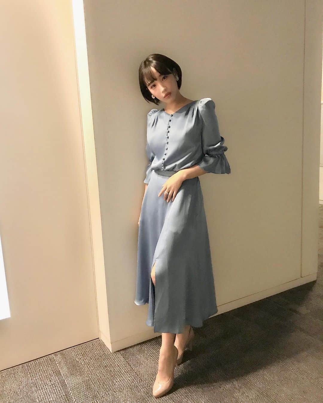 岡田サリオさんのインスタグラム写真 - (岡田サリオInstagram)「今夜21:00〜は日テレ "女が女に怒る夜　2019年愚痴納めスペシャル"に出演しますっ  たっぷり2時間！ 私がずっと大好きで初回からかかさず見ているこの番組😭💓 豪華な共演者の皆様に囲まれてトークさせて頂きました。  衣装は大好きな @ruvieofficial ピーターパンのウェンディのような水色サテンワンピに @dianashoespress のパンプス @stellarhollywood のアクセサリーを スタイリストさんが用意してくださいました💓  インフルエンザの予防接種アレルギー反応で顔がまだわずかに腫れているときに収録してますが 今はすっきり治りましたのでご心配なく🙇‍♀️ さーて、お楽しみにだよー！  #ファッション#洋服#ワンピース#ドレス#シューズ#パンプス#アクセサリー#日テレ#日本テレビ#バラエティ」12月2日 16時36分 - salio.fficial