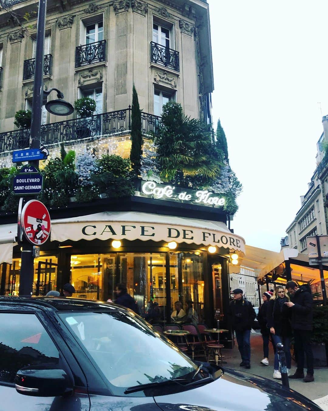 廣瀬規子のインスタグラム：「何気に初Paris 🙈😆 ・ 折角パリに来たのだから、 @lecafedeflore 山下さんに会いに行って来ました😊 ・ #もうすぐ43歳にして #初めてのパリ #3歳になったばかりなのに #初めてのパリ #🤭 #cafedeflore  #山下哲也さん #paris」