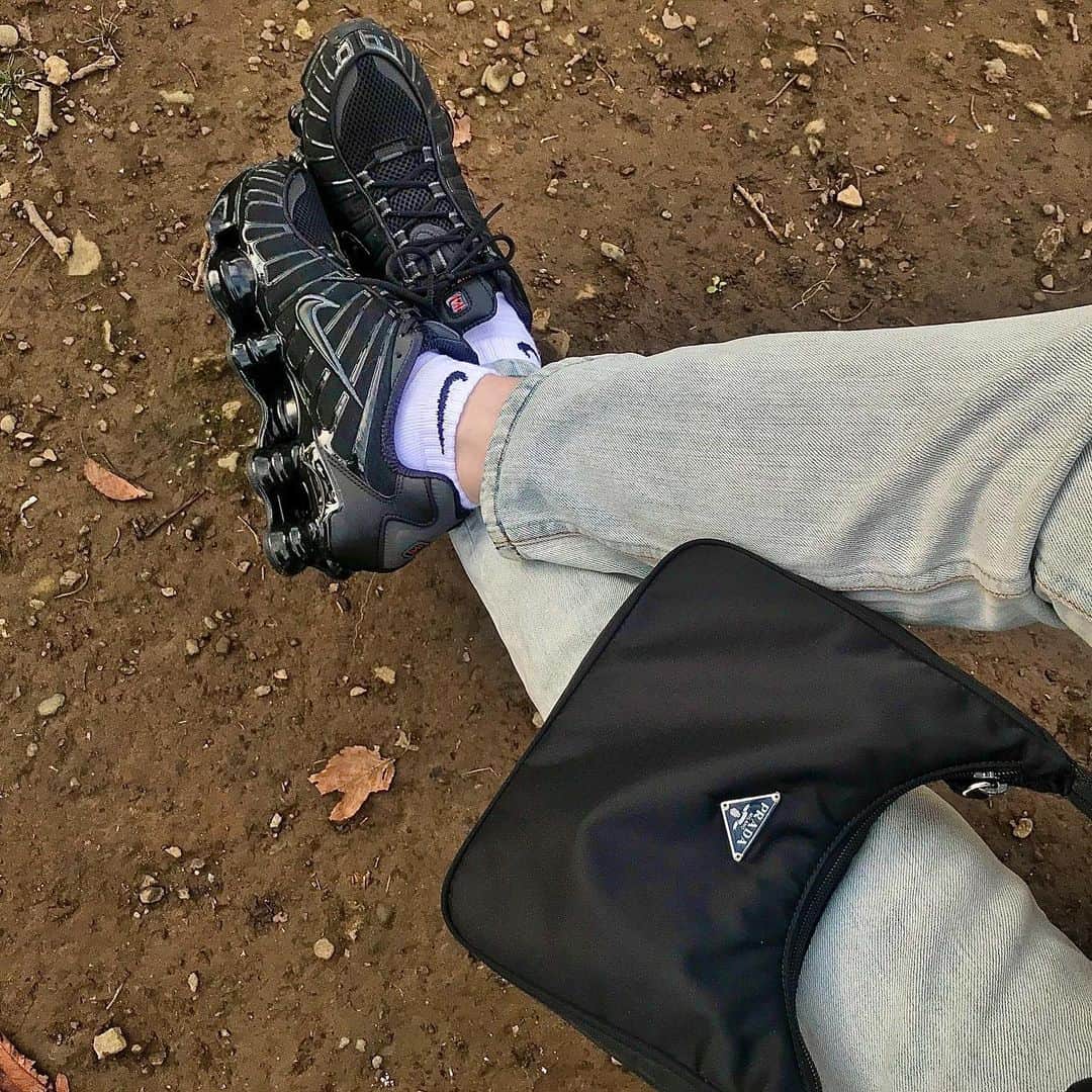 奥村佳恵のインスタグラム：「🍁🍂🐿🐾 #kicks #nike #apc #prada  #90s」