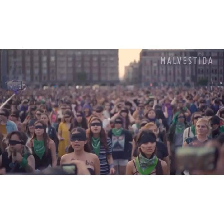 ナタリア・コルドバ・バックリーのインスタグラム：「Las mujeres de #MÉXICO se unen a levantar la voz.  #UnVioladorEnTuCamino de la colectiva @lastesis  El patriarcado es un juez, que nos juzga por nacer y nuestro castigo es la violencia que ya ves.  Es feminicidio. Impunidad para el asesino. Es la desaparición. Es la violación.  Y la culpa no era mía, ni dónde estaba, ni cómo vestía. Y la culpa no era mía, ni dónde estaba, ni cómo vestía. Y la culpa no era mía, ni dónde estaba, ni cómo vestía. Y la culpa no era mía, ni dónde estaba , ni cómo vestía.  El violador eras tú. El violador eres tú.  Video @malvestida  #LasTesis #NiUnaMenos」