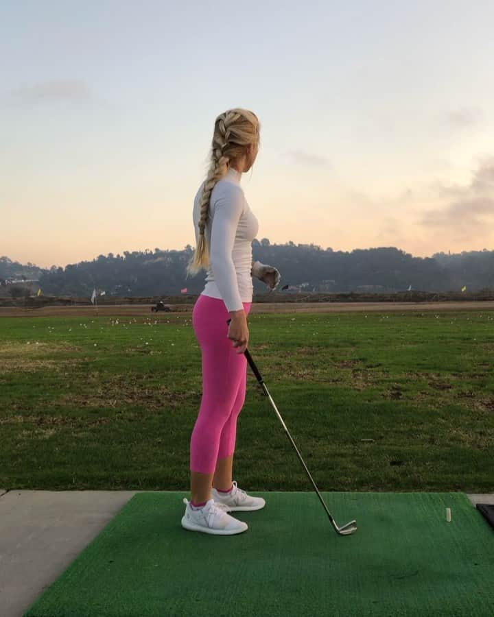 アリサ・ディオミンのインスタグラム：「💕 nothing like a good sesh」