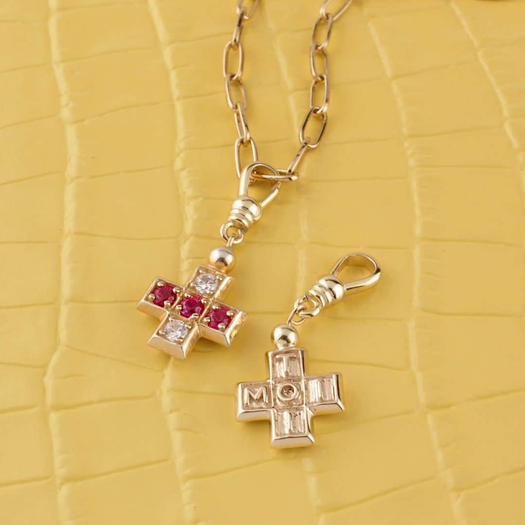 ルル フロストのインスタグラム：「Our most romantic charm, the Frost Fine Toi et Moi Charm combines two classic designs. The first is based on a line from a Rosemonde Gerard poem: "For, you see, each day I love you more. Today more than yesterday and less than tomorrow”. We reference this by combining the diamond plus sign (for more) with the ruby minus sign (for less). The back of the charm is engraved with interlocked “Toi" and "Moi" (You and Me) putting you and your loved one together forever in a nod to the popular Toi et Moi rings which first became popular in the Georgian era and remain so today. Add this very special charm to your collection for 30% off now through 12/2. #lulufrost #frostfinecharms」