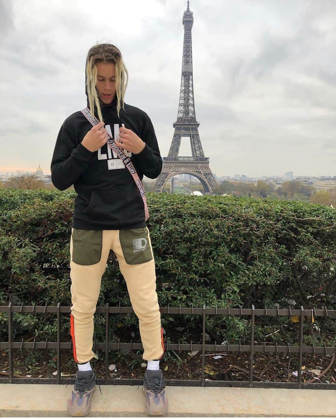 DOPEさんのインスタグラム写真 - (DOPEInstagram)「When in Paris - Apex Tech Fleece Sweatpants.  #EiffelTower #Paris」12月2日 7時44分 - dope