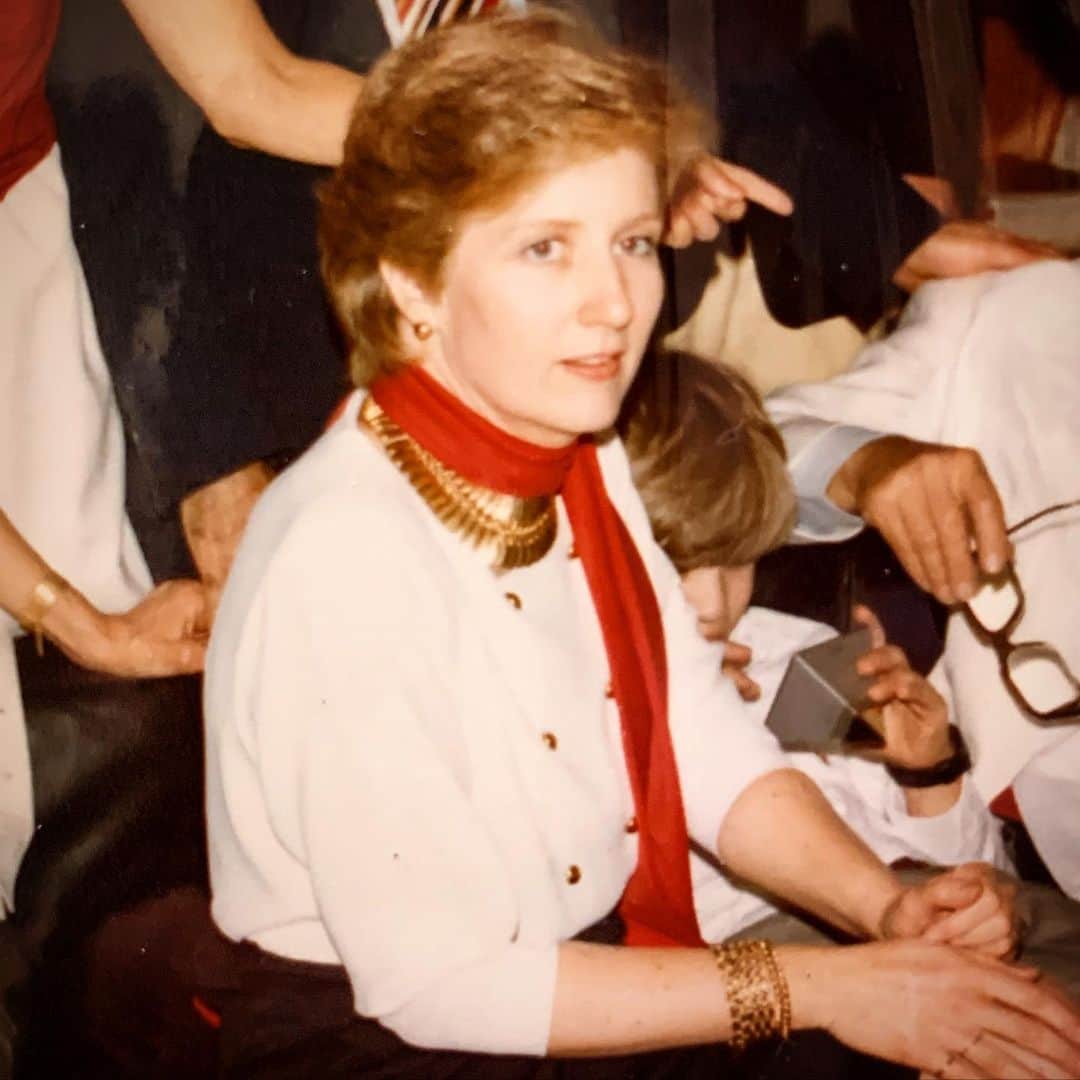 バーレット・フォアのインスタグラム：「Mom giving you Princess Di vibes circa ‘84.」