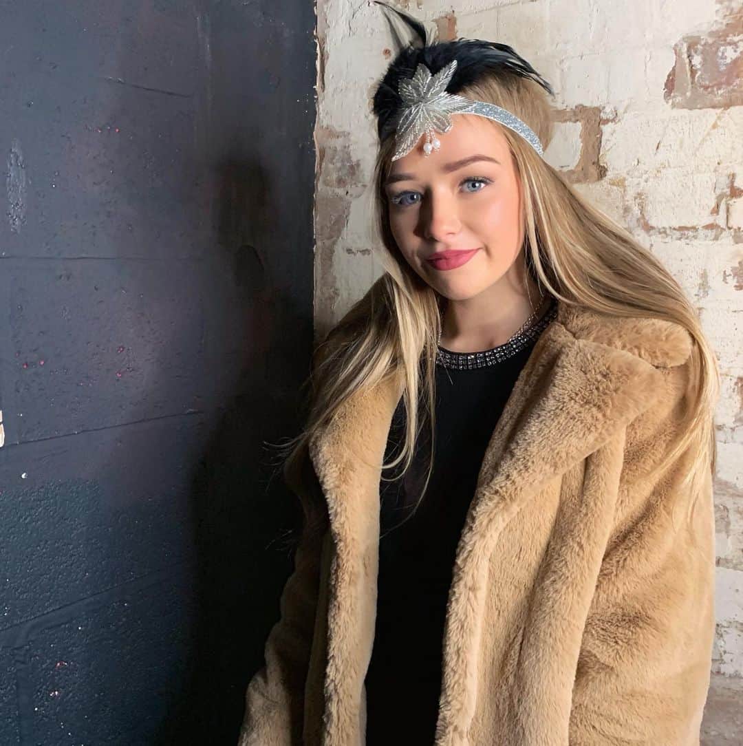 コニー・タルボットのインスタグラム：「Wish I lived in this fashion era👒」