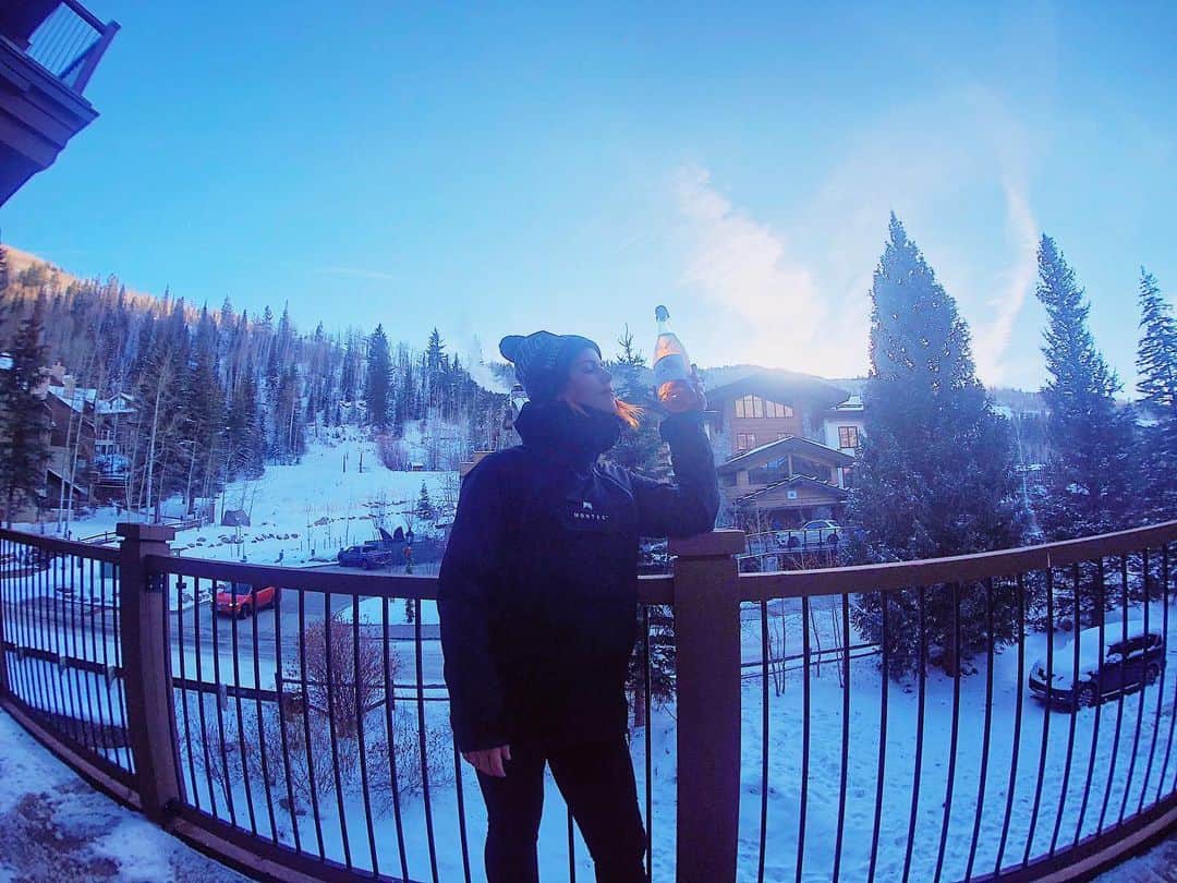 エミリー・ベット・リカーズさんのインスタグラム写真 - (エミリー・ベット・リカーズInstagram)「The best après ski you will ever have. Tried and true. 🏔 code: EMILY 🍾 @nockingpoint」12月2日 8時00分 - emilybett