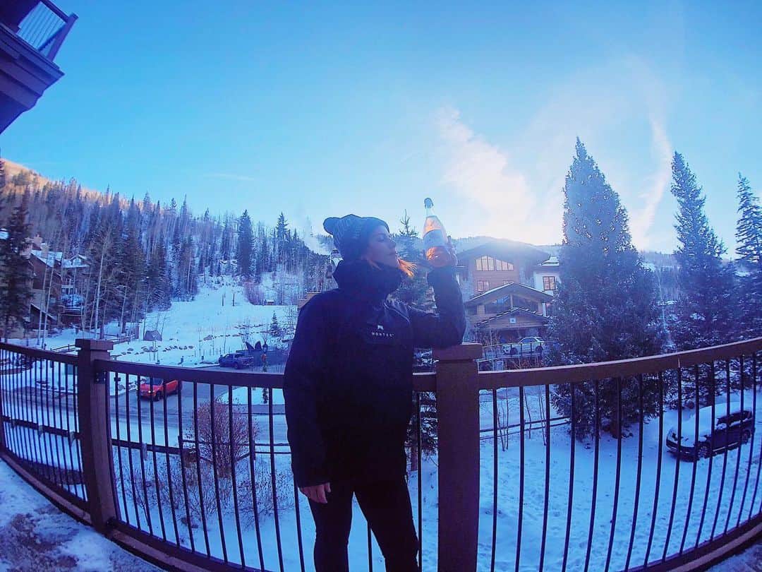 エミリー・ベット・リカーズのインスタグラム：「The best après ski you will ever have. Tried and true. 🏔 code: EMILY 🍾 @nockingpoint」