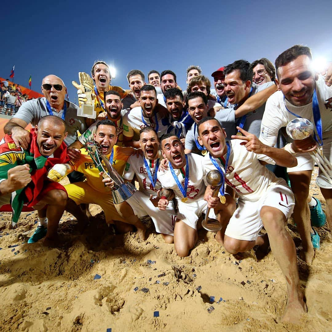 FIFAワールドカップさんのインスタグラム写真 - (FIFAワールドカップInstagram)「C-H-A-M-P-I-O-N-S! 🇵🇹🏆 #BeachSoccerWC」12月2日 8時01分 - fifaworldcup