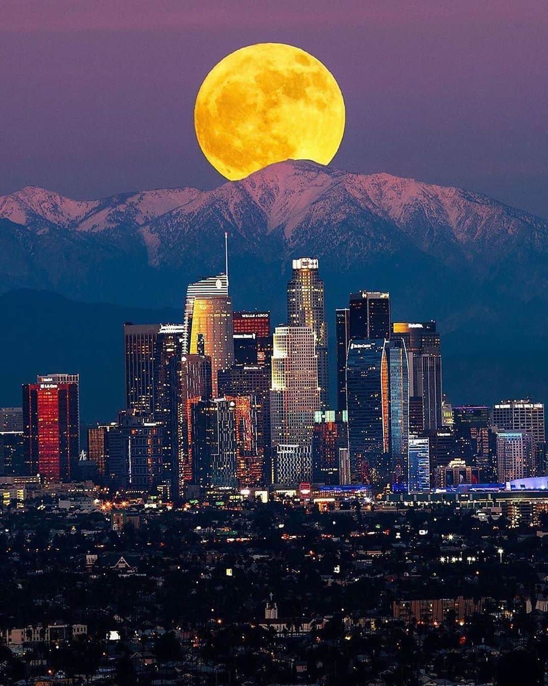 Canon Photographyさんのインスタグラム写真 - (Canon PhotographyInstagram)「A clear night and a full moon. Wonderful view on Los Angeles.  Photography | @neohumanity  #la #california #cali #fullmoon #moon #cityscape #astrophotography」12月2日 8時08分 - cpcollectives