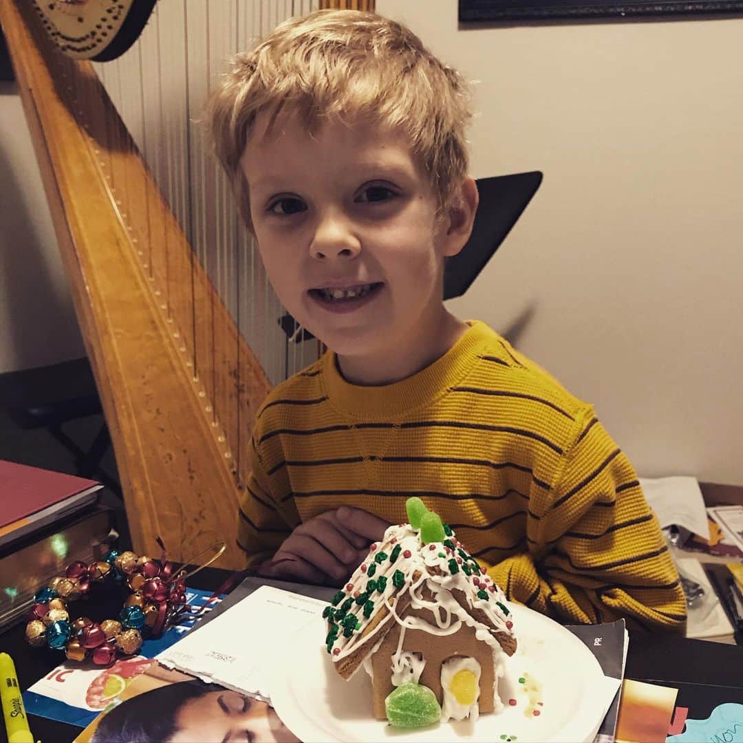 デリック・ディラードのインスタグラム：「While I was studying, Israel and Sam came in to show me their gingerbread houses they had made.  Sam had already chowed down on his before I could get a pic, so I think he may be holding the roof, a door, or one of the walls... thanks @cldilla “Mima” for the fun (and tasty) gifts! #christmas #gingerbreadhouse」