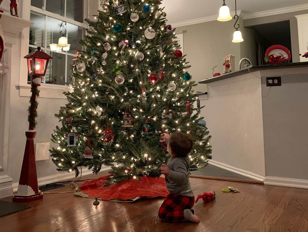 ディーナ・ニコール・コルテーゼさんのインスタグラム写真 - (ディーナ・ニコール・コルテーゼInstagram)「Beginning to look a lot like Christmas 🥰 CJ helped mommy and Daddy decorate the new house today 🎄」12月2日 8時25分 - deenanicole