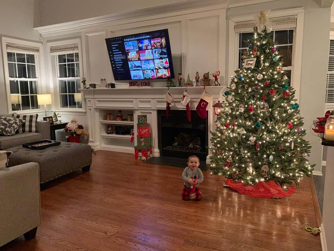 ディーナ・ニコール・コルテーゼさんのインスタグラム写真 - (ディーナ・ニコール・コルテーゼInstagram)「Beginning to look a lot like Christmas 🥰 CJ helped mommy and Daddy decorate the new house today 🎄」12月2日 8時25分 - deenanicole