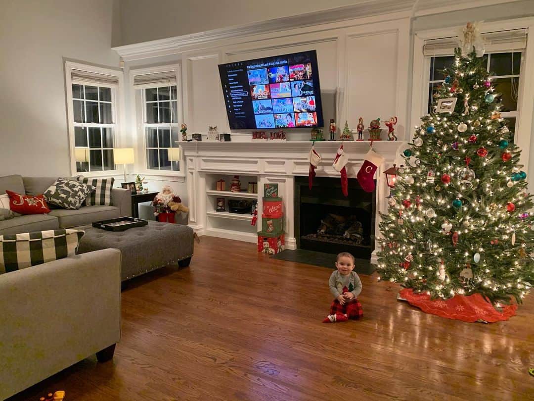 ディーナ・ニコール・コルテーゼのインスタグラム：「Beginning to look a lot like Christmas 🥰 CJ helped mommy and Daddy decorate the new house today 🎄」