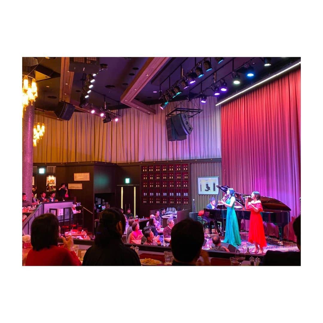 塚本直のインスタグラム：「RiRiKA&NAO Christmas Concert @ #俺のgrilleandbakery大手町  お越しの皆様、本当にありがとうございました！！一足お先のクリスマスコンサートいかがでしたでしょうか？  RiRiKAちゃんの人を元気にする魅力とパワーを感じつつ、長浜くんの素敵なピアノと、#俺のgrilleandbakery大手町 さんのラグジュアリーな空間&美味しいお料理で、私自身も心豊かな時間を過ごさせていただきました！  さて、大阪もまた新たな気持ちでお届けしますね🎄✨ 皆様一緒に楽しみましょう♪  #ririka  #塚本直  #長濱司  #christmascocert  #俺のgrilleandbakery大手町  #クリスマス感 だしまくりの衣装🎄 #いつもの曲 と歌謡曲にもチャレンジ #リリちゃんもチャレンジ #お互い成長できる存在って貴重 #singer  #live」