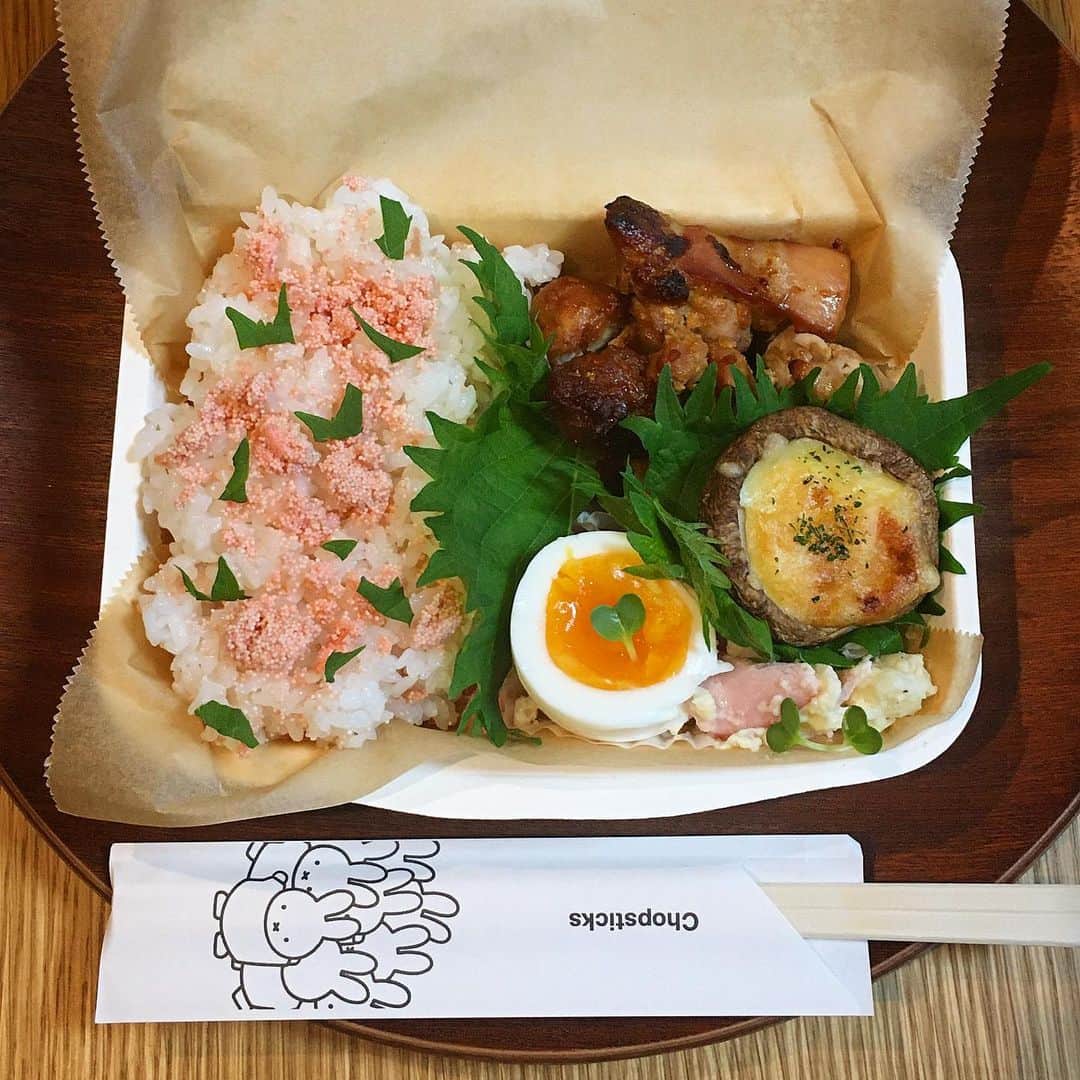のインスタグラム：「2019/12/02 (mon) 雨降りの月曜日。 早く出る日なので、昨晩、鶏肉をお味噌に漬けて、じゃがいもは茹でて下味を付けておきました。 ・ 今週は、着物で過ごす1週間になりそう👘 今日も朝からレッスンなので、晩ご飯のおでんを煮込みながら準備です🍢 明日から寒くなるようなので、より一層、体調管理に努めます💪 ・ 焼たらこご飯 鶏肉の味噌漬け焼き 椎茸のマヨチーズ焼き ポテトサラダ ゆで卵 ・ #gonben #お弁当 #obento #bento #lunch #lunchbox #food #foodpic #foodphoto #ごん弁当 #instafood #instagood #yummy #love #japan #japanesefood #大学生弁当 #クロワッサンお弁当部　#クロワッサン普段弁当　#thankyou #onthetable #日々 #暮らし #お弁当記録 #ランチボックス  #使い捨て弁当箱 #miffy #ミッフィー」