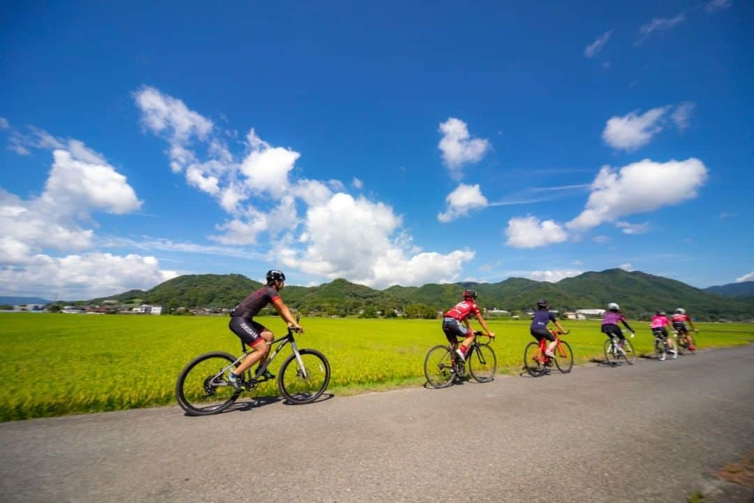 Birthplace of TONKOTSU Ramen "Birthplace of Tonkotsu ramen" Fukuoka, JAPANさんのインスタグラム写真 - (Birthplace of TONKOTSU Ramen "Birthplace of Tonkotsu ramen" Fukuoka, JAPANInstagram)「Wanna feel the wind by cycling through old castle towns in Fukuoka? Then Asakura is one of your best options! With a rich and long history of about 5,000 years, Asakura has many spots and culture to look at. Not just cycling through a great view, but you can also enjoy shopping a wide variety of Koishiwara ware that has developed since 17th century.  Why don't you escape the hustle and bustle of a city and feel the breeze along an idyllic view of rice field in Asakura? ©Fukuoka Prefecture Tourist Association  #fukuoka_tonkotsu #ilovefukuoka #fukuokalover #fukuoka #fukuokapics  #asakura #cycling #cyclingtips」12月2日 9時05分 - goodvibes_fukuoka