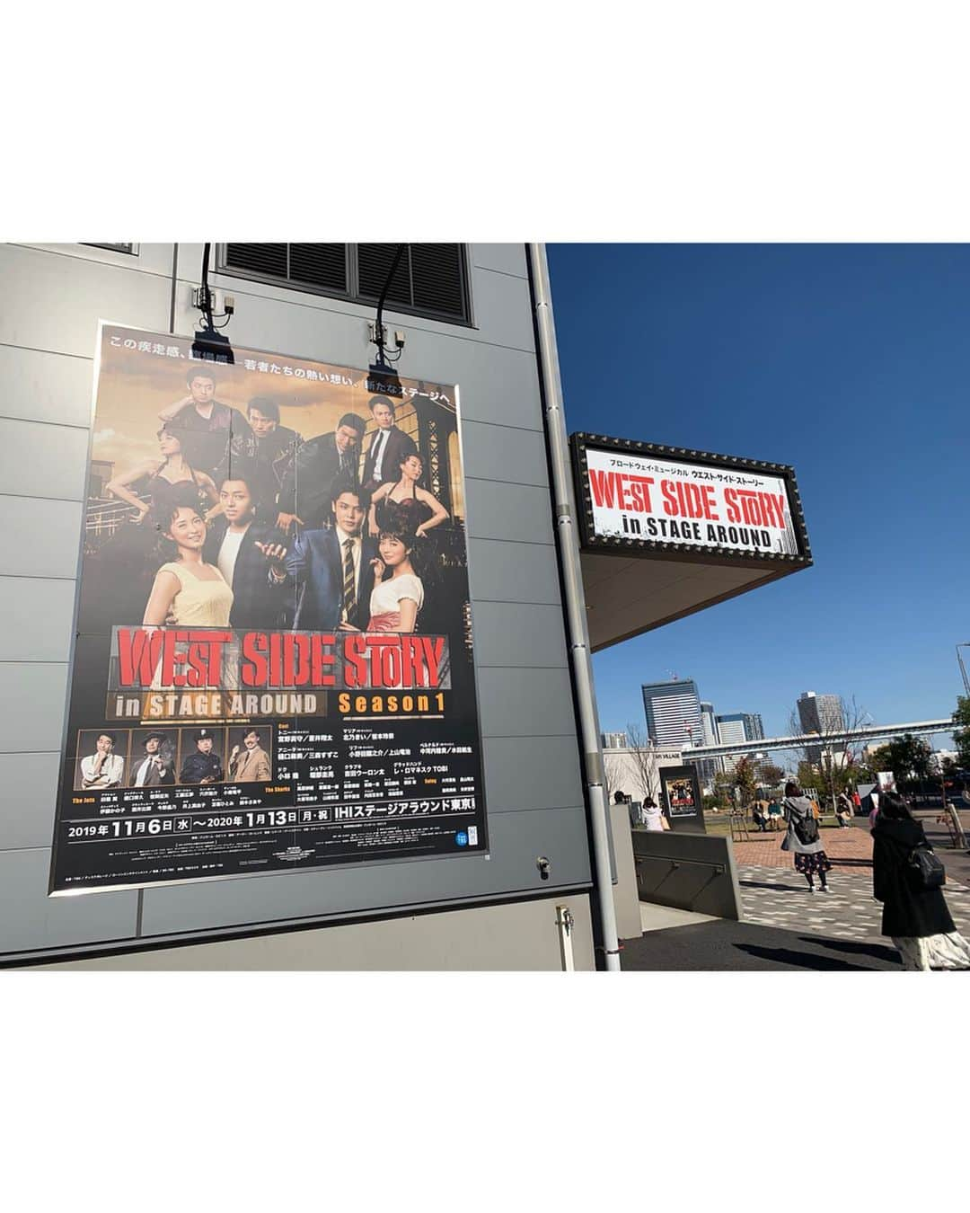 朝風れいさんのインスタグラム写真 - (朝風れいInstagram)「“WEST SIDE STORY” ・ ・ おととい観てきました！ 頭から🎼 tonight ♫ が、離れない…😅笑 ・ ・ 宙組さんでも約2年前に観ていたので、ちょっとぶりのウエストサイドでしたが、演者さんと演出が変わると、全然違うものでした！ 360度回る劇場、初めて行ったけど、ホント凄かったな∑(ﾟДﾟ)ここでしか出来ないウエストサイドを観れた感じがしました✨ ・ ・ 写真は… 上山竜治くん @kamiyama_ryuji_0910 と、開演前にまさかの青空面会で🤣🤳 ・ ・ “るろうに剣心”の武田観柳役で、「この人天才！！！」と思った役者さんですが、振り幅が凄いですよ。レミゼのアンジョルラスでも思ったけど、今回のリフも、とても素敵でした✨😍 お芝居、歌、ダンスの3拍子だけでなく、あの振り切れた笑いのセンスが4拍子目に加わり、オンリーワンだと思う🤫 エリザベートでルキーニもされるそうなので、今から楽しみです！！ ・ ・ ・ 可愛い後輩とまちゃん @hitomi_tomashino も頑張ってて、観に行けてホント良かったー😍😍😍 ・ ・ ・ #westsidestory #instagearound #ウエストサイドストーリー #ihiステージアラウンド東京」12月2日 8時58分 - rei.wd