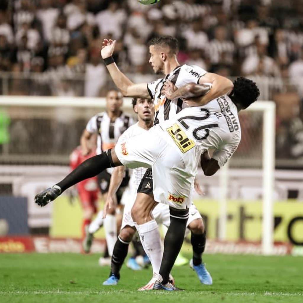 のインスタグラム：「Hoy son esos días en los q las cosas no salieron en lo personal pero si en lo grupal y eso es lo q sirve al final de cuentas , estar siempre a disposición y para el equipo .. juntos somos más fuertes !!!🙏❤️⚽️😁🐔」