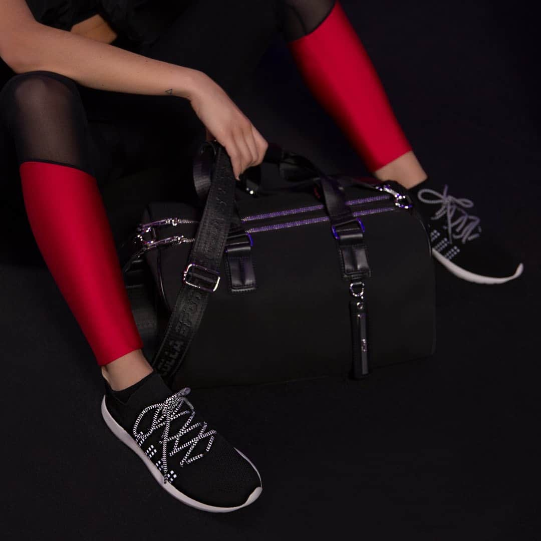 Santa Lollaさんのインスタグラム写真 - (Santa LollaInstagram)「Match de acessórios para a academia? Temos! A linha #LollaSport traz novidades do sportswear para mulheres modernas e urbanas. [ Tênis: R$249,90 | Bolsa: R$279,90 ] #SLHandbags #sneakers #sporty」12月2日 9時11分 - santa_lolla