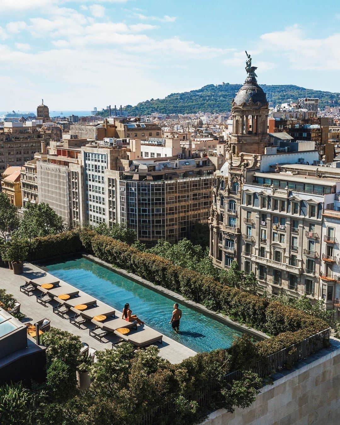 BEAUTIFUL HOTELSさんのインスタグラム写真 - (BEAUTIFUL HOTELSInstagram)「Rooftop views in the heart of Barcelona! ☀️ Do you prefer to vacation in a city or would you rather visit the quiet countryside? (📸: @jeremyaustiin 📍: Mandarin Oriental, Barcelona - @mo_barcelona)」12月2日 9時12分 - beautifulhotels