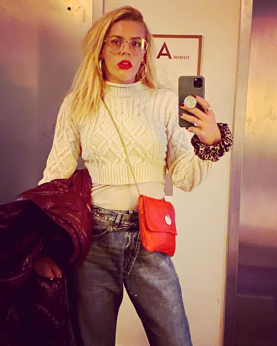 ビジー・フィリップスさんのインスタグラム写真 - (ビジー・フィリップスInstagram)「Matched my lips to my purse, my puffer to my nails.」12月2日 9時16分 - busyphilipps