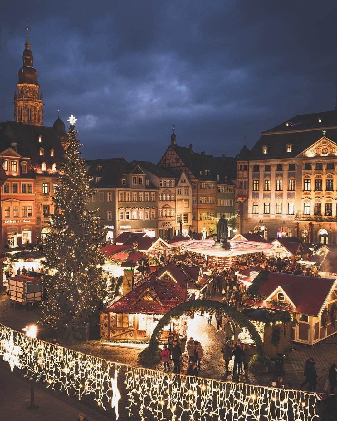 Travel + Leisureさんのインスタグラム写真 - (Travel + LeisureInstagram)「The Christmas season is one of the best times to go to Europe. Get our list of the best holiday markets in Europe at the link in bio! #tlpicks courtesy of @magictiron」12月2日 9時16分 - travelandleisure