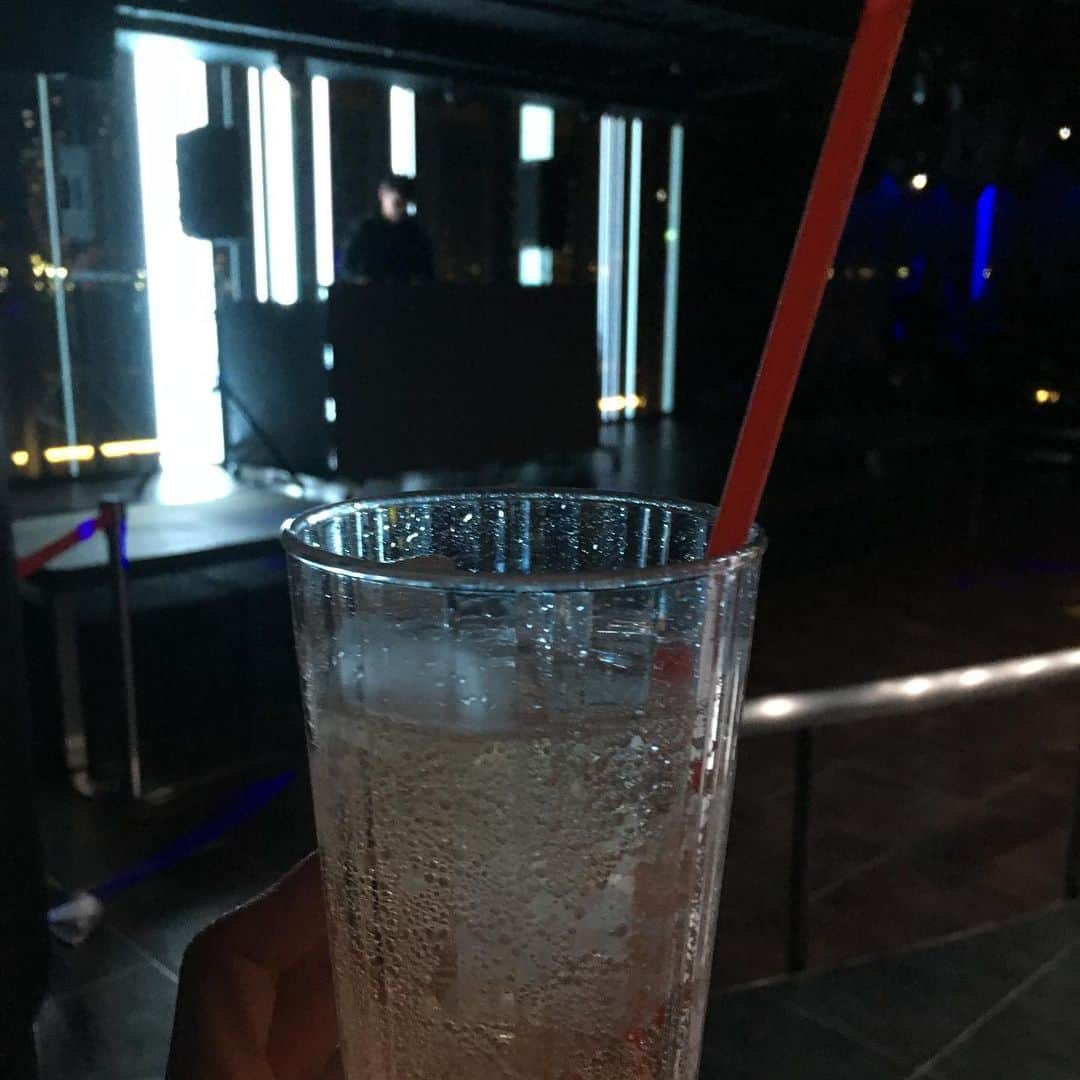 葵さんのインスタグラム写真 - (葵Instagram)「昨夜はディナーのあと、 BAYSIDE MOTION GRAND OPENING PARTYにご招待いただき伺いました❣️ 先日も内覧会で伺いました横浜市の新港ふ頭に位置する商業施設「横浜ハンマーヘッド」内にオープンしました💖  その名もエンターテイメント・スペース「Bayside Motion」 テーマは、「SELECTED ENTERTAINMENT LAB」。「月」・「ゲスト」・「エンターテイメント」・「空間」の４要素を軸に、多種多様なエンターテイメントが提供されます。 ステージや空間を彩る照明設備には最先端のLEDテクノロジーを用いて、大人の遊び場を演出。400人以上を収容可能な店内では、日替わりでライブやDJのパフォーマンスを楽しむことができるんです！ 今回はゲストにDJ DIRTYKRATES a.k.a. ZEEBRAなどもいらっしゃりステキなイベントでした。  今回は夜ともあって夜景はステキに見えるし、 海も近い！！本当にいいロケーションです💖 クリスマスも近いから🎄も綺麗でした！  このようなクラブイベントは産後初！ 独身時代は六本木でクラブ三昧してましたが(^^)久々で盛り上がり楽しかった♪  たまには息抜きでこういう時間も大事❣️ みなさんもぜひ足を運んでみてね❣️ #ベイサイドモーション#夜遊び#オール #baysidemotion #ハンマーヘッド#みなとみらい#夜遊びしたい #クラブイベント #DJ#港#海#夜景#クリスマス#赤レンガ倉庫  @bayside_motion」12月2日 9時19分 - dolphin_coconut