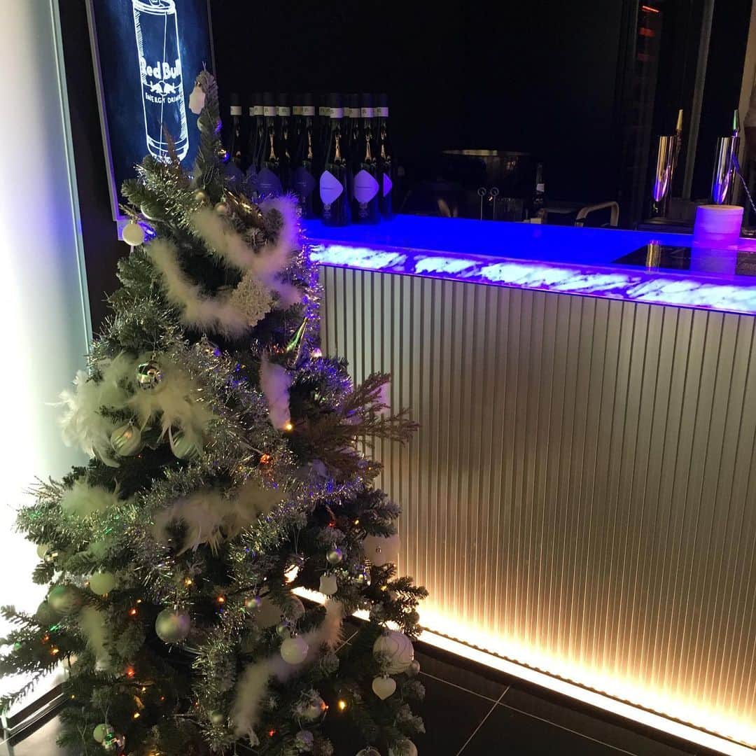 葵さんのインスタグラム写真 - (葵Instagram)「昨夜はディナーのあと、 BAYSIDE MOTION GRAND OPENING PARTYにご招待いただき伺いました❣️ 先日も内覧会で伺いました横浜市の新港ふ頭に位置する商業施設「横浜ハンマーヘッド」内にオープンしました💖  その名もエンターテイメント・スペース「Bayside Motion」 テーマは、「SELECTED ENTERTAINMENT LAB」。「月」・「ゲスト」・「エンターテイメント」・「空間」の４要素を軸に、多種多様なエンターテイメントが提供されます。 ステージや空間を彩る照明設備には最先端のLEDテクノロジーを用いて、大人の遊び場を演出。400人以上を収容可能な店内では、日替わりでライブやDJのパフォーマンスを楽しむことができるんです！ 今回はゲストにDJ DIRTYKRATES a.k.a. ZEEBRAなどもいらっしゃりステキなイベントでした。  今回は夜ともあって夜景はステキに見えるし、 海も近い！！本当にいいロケーションです💖 クリスマスも近いから🎄も綺麗でした！  このようなクラブイベントは産後初！ 独身時代は六本木でクラブ三昧してましたが(^^)久々で盛り上がり楽しかった♪  たまには息抜きでこういう時間も大事❣️ みなさんもぜひ足を運んでみてね❣️ #ベイサイドモーション#夜遊び#オール #baysidemotion #ハンマーヘッド#みなとみらい#夜遊びしたい #クラブイベント #DJ#港#海#夜景#クリスマス#赤レンガ倉庫  @bayside_motion」12月2日 9時19分 - dolphin_coconut
