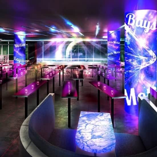 葵さんのインスタグラム写真 - (葵Instagram)「昨夜はディナーのあと、 BAYSIDE MOTION GRAND OPENING PARTYにご招待いただき伺いました❣️ 先日も内覧会で伺いました横浜市の新港ふ頭に位置する商業施設「横浜ハンマーヘッド」内にオープンしました💖  その名もエンターテイメント・スペース「Bayside Motion」 テーマは、「SELECTED ENTERTAINMENT LAB」。「月」・「ゲスト」・「エンターテイメント」・「空間」の４要素を軸に、多種多様なエンターテイメントが提供されます。 ステージや空間を彩る照明設備には最先端のLEDテクノロジーを用いて、大人の遊び場を演出。400人以上を収容可能な店内では、日替わりでライブやDJのパフォーマンスを楽しむことができるんです！ 今回はゲストにDJ DIRTYKRATES a.k.a. ZEEBRAなどもいらっしゃりステキなイベントでした。  今回は夜ともあって夜景はステキに見えるし、 海も近い！！本当にいいロケーションです💖 クリスマスも近いから🎄も綺麗でした！  このようなクラブイベントは産後初！ 独身時代は六本木でクラブ三昧してましたが(^^)久々で盛り上がり楽しかった♪  たまには息抜きでこういう時間も大事❣️ みなさんもぜひ足を運んでみてね❣️ #ベイサイドモーション#夜遊び#オール #baysidemotion #ハンマーヘッド#みなとみらい#夜遊びしたい #クラブイベント #DJ#港#海#夜景#クリスマス#赤レンガ倉庫  @bayside_motion」12月2日 9時19分 - dolphin_coconut