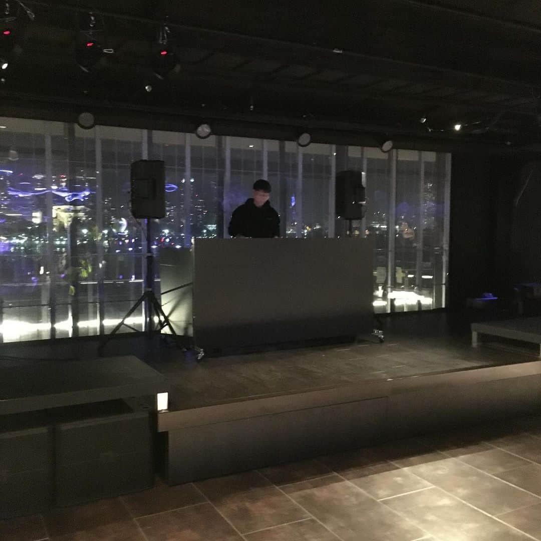 葵さんのインスタグラム写真 - (葵Instagram)「昨夜はディナーのあと、 BAYSIDE MOTION GRAND OPENING PARTYにご招待いただき伺いました❣️ 先日も内覧会で伺いました横浜市の新港ふ頭に位置する商業施設「横浜ハンマーヘッド」内にオープンしました💖  その名もエンターテイメント・スペース「Bayside Motion」 テーマは、「SELECTED ENTERTAINMENT LAB」。「月」・「ゲスト」・「エンターテイメント」・「空間」の４要素を軸に、多種多様なエンターテイメントが提供されます。 ステージや空間を彩る照明設備には最先端のLEDテクノロジーを用いて、大人の遊び場を演出。400人以上を収容可能な店内では、日替わりでライブやDJのパフォーマンスを楽しむことができるんです！ 今回はゲストにDJ DIRTYKRATES a.k.a. ZEEBRAなどもいらっしゃりステキなイベントでした。  今回は夜ともあって夜景はステキに見えるし、 海も近い！！本当にいいロケーションです💖 クリスマスも近いから🎄も綺麗でした！  このようなクラブイベントは産後初！ 独身時代は六本木でクラブ三昧してましたが(^^)久々で盛り上がり楽しかった♪  たまには息抜きでこういう時間も大事❣️ みなさんもぜひ足を運んでみてね❣️ #ベイサイドモーション#夜遊び#オール #baysidemotion #ハンマーヘッド#みなとみらい#夜遊びしたい #クラブイベント #DJ#港#海#夜景#クリスマス#赤レンガ倉庫  @bayside_motion」12月2日 9時19分 - dolphin_coconut