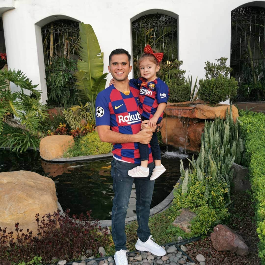 イヴァン・ガルシアのインスタグラム：「Compartiendo mi pasión con mi Ivana preciosa... #viscaelbarça. Enseñándole lo bueno de la vida #amorincondicional 🔴🔵🔴🔵」