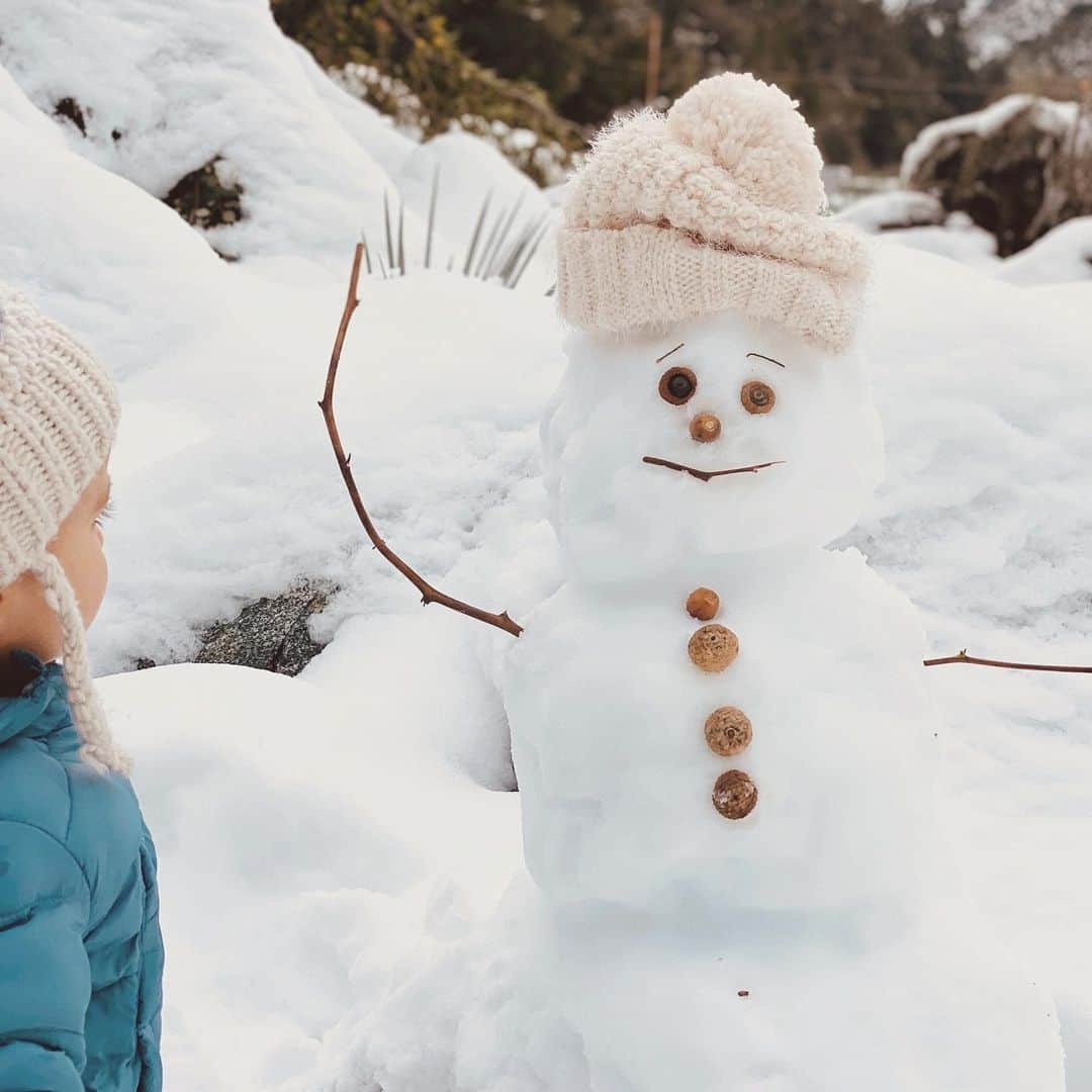 のインスタグラム：「Took Liam to see snow for the first time today ⛄️We drove for hours with both kids in the car so he could build a snowman... then get right back in the car after only 20 minutes because he was cold and hungry. Still, it was all worth it just see his little face light up when he threw his first snowball... and to find out that William is strangely good at making snowmen.」