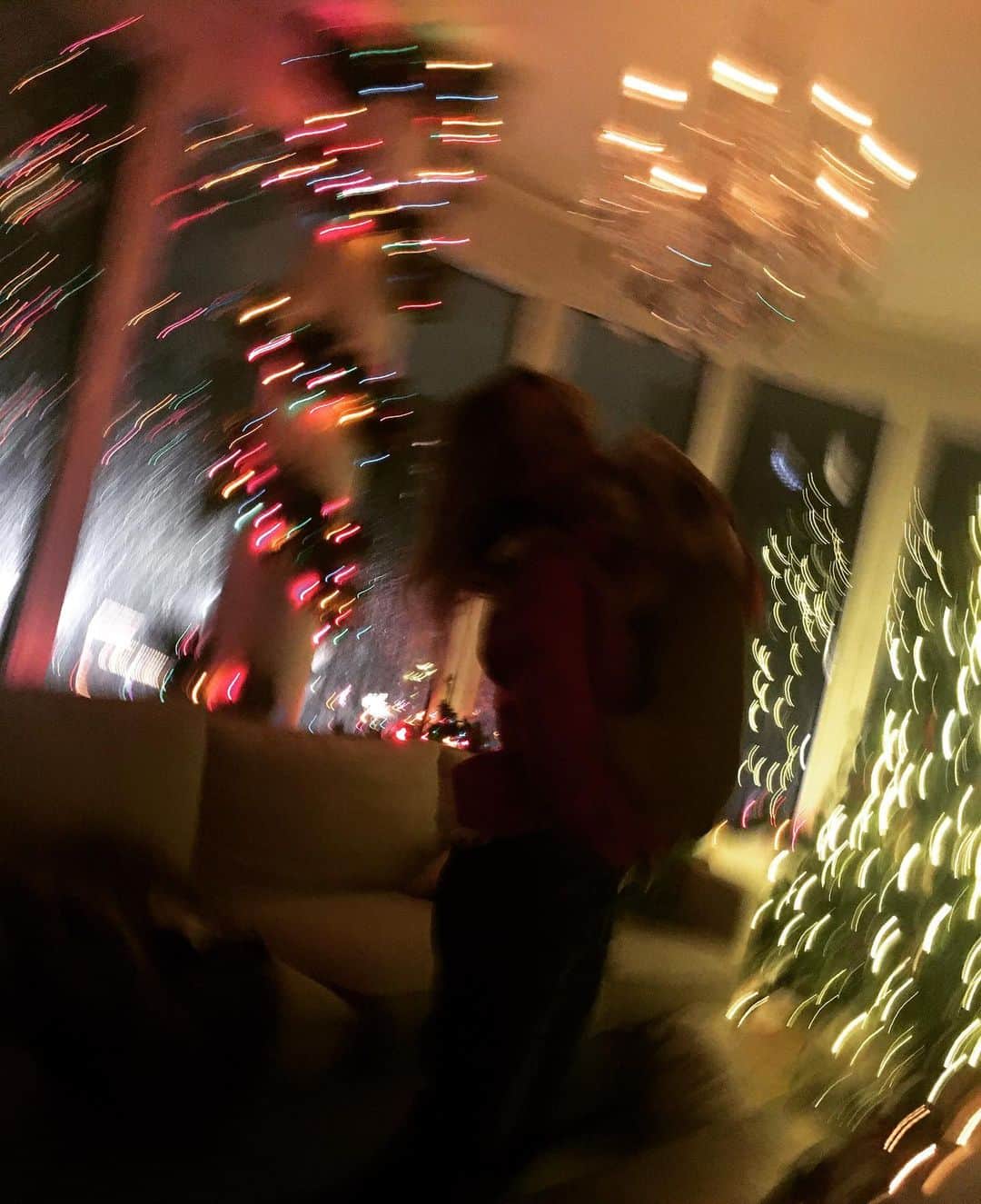 ナディア・ダジャニさんのインスタグラム写真 - (ナディア・ダジャニInstagram)「@scoutnycdog and @jaxmeyersdance having Christmas joy in our living room」12月2日 9時28分 - caughtoffbase