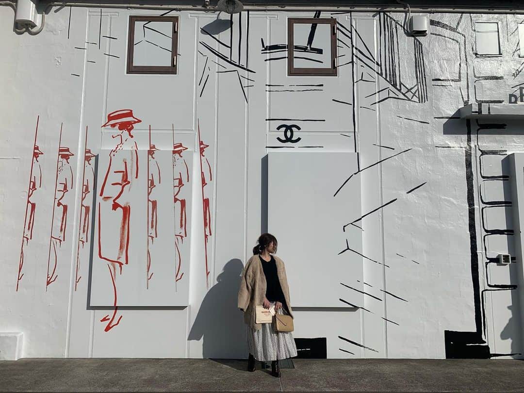 大井智保子さんのインスタグラム写真 - (大井智保子Instagram)「12月1日までの期間限定だったCHANELの展覧会、 ぎりぎりで行けました♡ 外の壁がとってもかわいくて💋 お天気も良くて☆ 気持ちの良い、気分の良い、日曜日になりました◡̈⃝♩ . またゆっくり載せます♪ . . #CHANEL #シャネル #天王洲アイル #マドモアゼルプリヴェ展 #マドモアゼルプリヴェ  #madmoiselleprive #madmoiselleprivé」12月2日 9時37分 - chihokoi