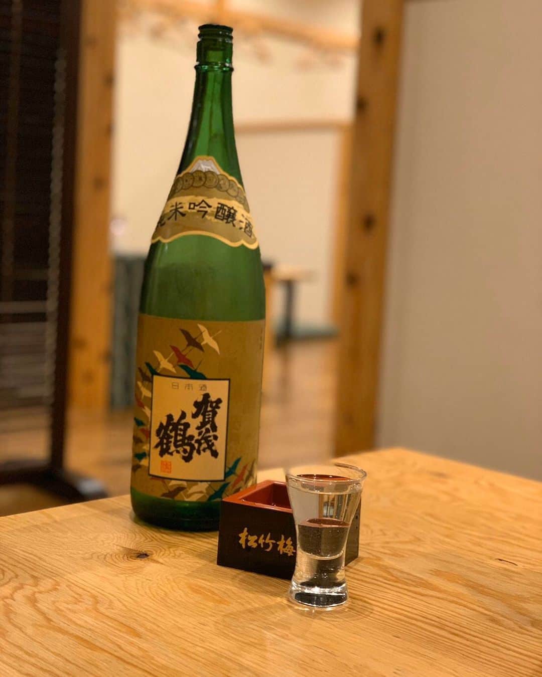 居酒屋やぐらのインスタグラム：「. 『居酒屋やぐら』 ～八幡山駅から徒歩3分～ URLはこちら⇒（@yagura__official） ------------------------------------------------ 『賀茂鶴』 芳醇な旨味とふくよかな香りが特徴です。 お米の本来の旨味を感じられる造りとなっております。  冷酒あるいはぬる燗までの幅広い温度帯にてお楽しみください。 ------------------------------------------------ #東京 #八幡山 #居酒屋やぐら #居酒屋 #創作 #宴会 #歓送迎会 #女子会 #酒場 #串焼き #地酒 #酒 #落ち着く空間#food #foodstagram #飲食店 #デート #おいしい #杉並区#刺身 #ビール #美味しい #深夜営業 #焼酎 #お刺身 #お酒 #賀茂鶴」