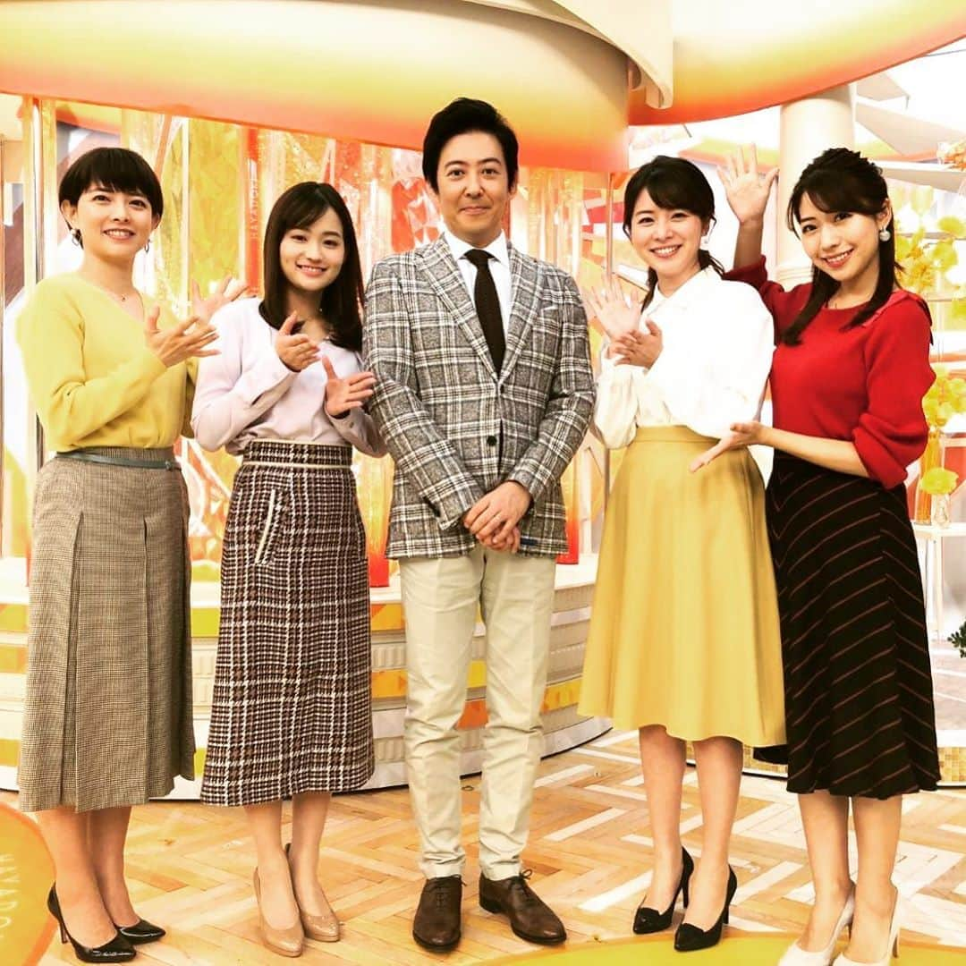 TBS「はやドキ！」さんのインスタグラム写真 - (TBS「はやドキ！」Instagram)「おはようございます🌞﻿ ﻿ 今日は、﻿ 駒田健吾アナウンサーが﻿ ピンチヒッターとして来てくれました😄﻿ ﻿ ﻿ NEWS23以来、8か月ぶり✨﻿ 駒田さんが隣りにいる頼もしさと﻿ 23の時を思いだし﻿ ちょっと笑っちゃいそうになっちゃいました(笑)﻿ ﻿ ﻿ 皆川﻿ ﻿ ﻿ #はやドキ﻿ #おはようございます﻿ #月曜日﻿ #駒田健吾﻿ #篠原梨菜﻿ #小野寺結衣﻿ #尾崎朋美﻿ #皆川玲奈﻿ #アナウンサー﻿」12月2日 9時43分 - tbs_hayadoki