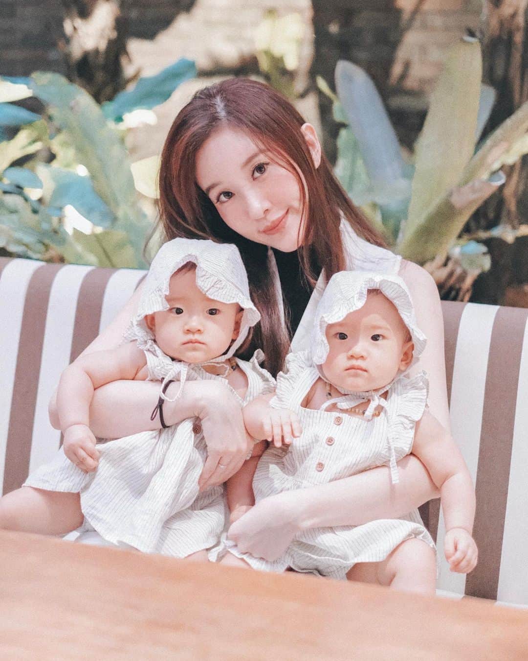 ジェシカ・ヤマダのインスタグラム：「AKHIRNYA. 😳 Setelah 9,5 bulan bebas pembalut (eh, kalo hitung masa nifas, jatuhnya 8 bulan deh), I got my period again. 😷🎈 . Reaksi aku: Pertama liat sebercak, sumpah kaget! Udah lama banget kan soalnya, sampe packaging pembalut di kamar mandi aku aja udah debuan. 😂 Mana hari ke-2 dan ke-3 nya banjir bandang + tsunami + katrina pula 🌪🤯 . Reaksi my mom: “Hah? Oh lama juga lu ya baru dapet sekarang. Ati2 lu udah bisa hamil lagi.” 🙃🙂🙃🙂🙃 Reaksi suster aku juga mirip2 sama my mom btw. 😑 . Reaksi temen: “Wah, siap2 ya hormonnya kembali normal.” Dia cerita waktu dia hamil sampe lahiran itu rambutnya bagus banget (lebat, hitam mengkilat sampe ditanya sana sini pake apa), eh begitu mens, ga lama rambutnya balik lagi kayak semula (rontok, cenderung kusam, dsb). . OMG!!!!! Ini sumpah bikin aku ngeri banget, soalnya sejak hamil sampe sekarang, kulit aku lagi kondisi TOP TOP NYA GA BOONG. Gilaaakkk ga siap mental hamba kalo harus balik jerawatan lagi yampooonnnnn 😂😂😂😭😭😭 . Mums yang udah pada ngalamin, gimana setelah mens lagi habis lahiran, ada perubahan apa gitu yang dirasain ga? 🤔 . P.S. Semoga @jessbebes dapet kulit bapaknya yang mulus paripurna, karena jerawat itu sungguh mahal dan menyebalkan. 😌🙏 . #jessshares」