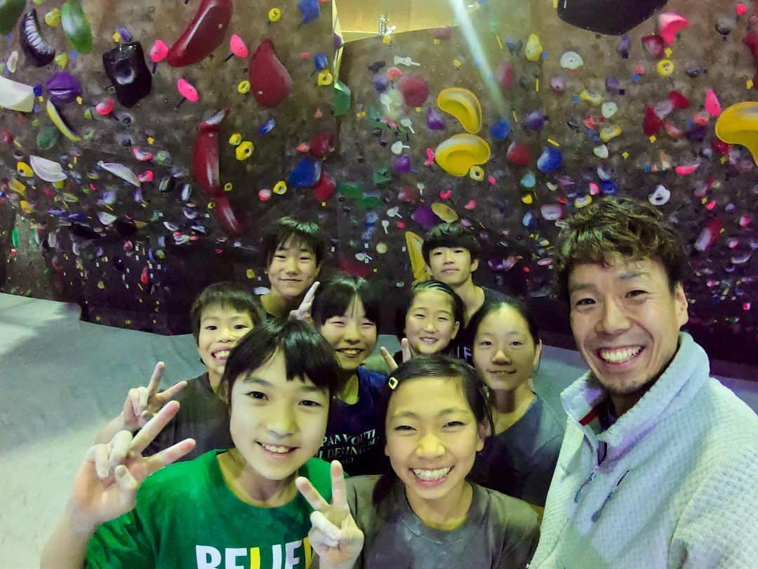 伊東秀和さんのインスタグラム写真 - (伊東秀和Instagram)「@climbingjam ✨ 今年最後のレッスン終了✅ 今回はキッズ〜ユースの３つのカテゴリー💫だいぶレッスンでの課題にもついてこれるようにレベルアップ⤴️してきてる静岡キッズ達✨近県から参加の生徒も一緒に高め合ってました！！ 話し方優しいけど課題やトレーニングはハードと噂😏ですが、笑顔でみんなついてこれるようになってきたし頼もしいね👌 今年も残り1ヶ月ですが怪我のないように楽しんで登り、自分のスタイルを磨いていきながら意識とトレーニングの積み重ねも頑張っていってください💪また来年、強くなって集合しましょう✨ @orientalbio1991 @mammut_japan @camp1889 @skya_cs_sports_tv #climbing #bouldering #クライミング #ボルダリング #lesson #ヒデスク #キッズ #笑顔 #climbinggym #静岡 #climbingjam #enjoy #努力 #climbing_videos_of_instagram #ランチ #こめだ珈琲 #シロノワール」12月2日 9時45分 - hide9a2019