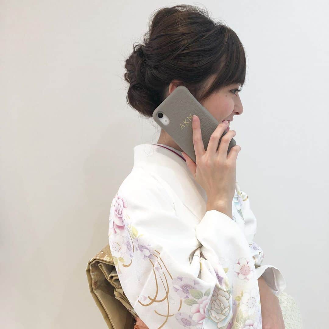 原田あかねさんのインスタグラム写真 - (原田あかねInstagram)「✩*॰ おNEWのiPhoneケース💓 @maisondesabre です。 イニシャルと上品なグレーが とっても素敵👏✨✨ . そして今日はなんと😳!! ブラックフライデーで18時から、 最大ケースが40%OFF✨ . 是非チェックしてみてください♩⑅* . #メゾンドサブレ #iPhoneケース#caseiphone #kimono#mam#mama#ママ」12月2日 9時46分 - akane.hrd