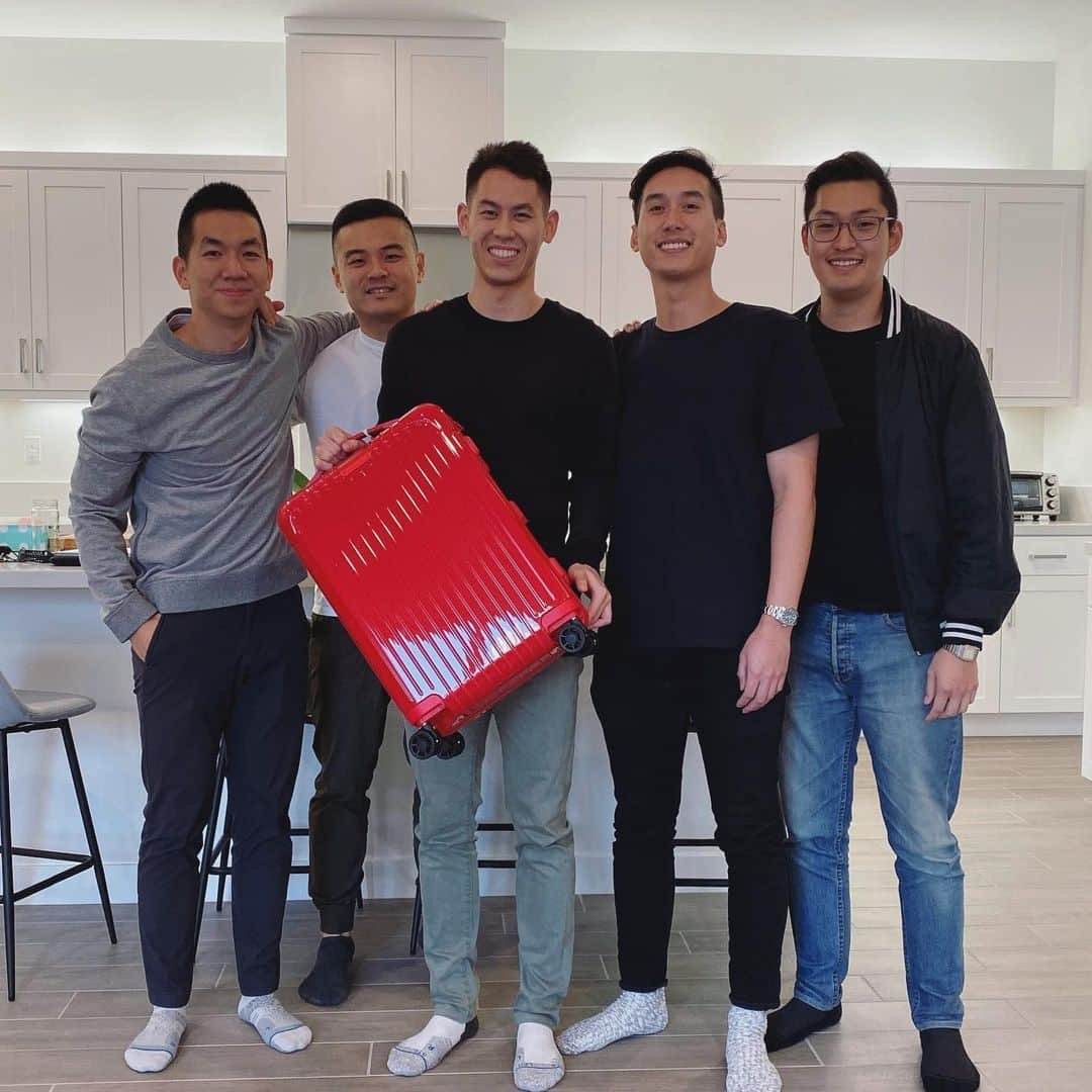 ハワード・シューのインスタグラム：「Blessed with the best, these my brothas for life. I asked for a water softener for my birthday but they said I needed something to replace the red whip 😂」