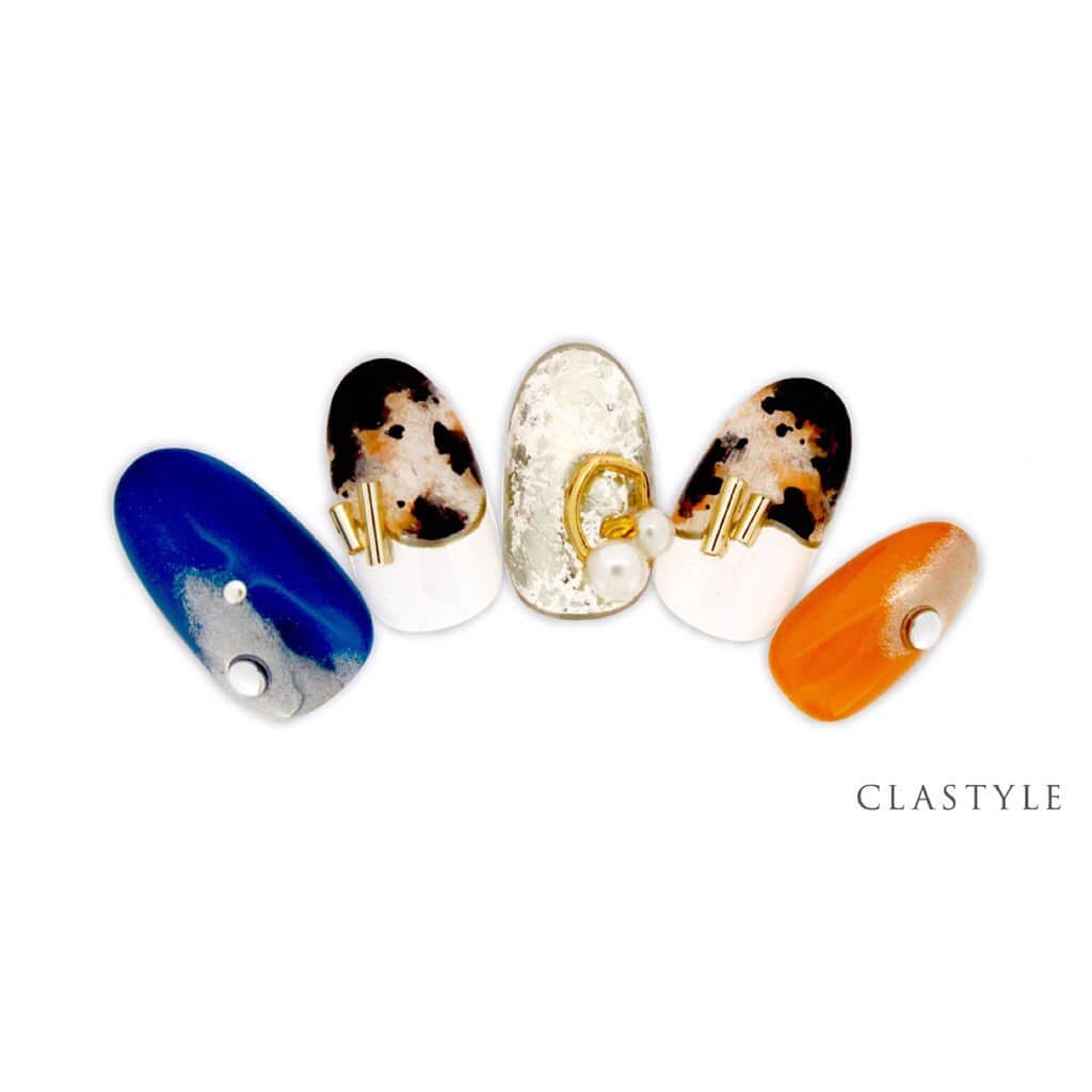 CLASTYLEさんのインスタグラム写真 - (CLASTYLEInstagram)「✨CLASTYLEおすすめネイル✨﻿ ﻿ ﻿ 『#カウ柄ネイル』﻿ 柄はオーバル筆を利用し、軽くたたくようにカラーをのせます。細かい部分は筆の角を使用しましょう。ムラはかすれた部分があるぐらい、ざっくりとした乗せ方で大丈夫です✨﻿ ﻿ クラスタイル受講生は専用サイトでアートレシピを公開中です♡﻿ ﻿ ﻿ ﻿ ﻿ ﻿ ﻿ #ネイル #ジェルネイル #カウ柄ネイル #大人ネイル #柄ネイル #ネイルサンプル #ジェルアート#ひまわり  #ネイル動画 #ネイルデザイン #ファッション #gelnails #nail #nailbook #クラスタイル通信 #クラスタイル #clastyle #CLASTYLE #clastyle通信  #トレンドネイル #おしゃれネイル #ネイル好きな人と繋がりたい」12月2日 9時54分 - clastyle_nail