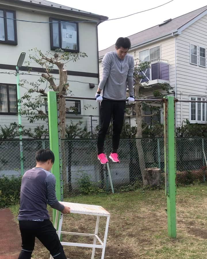 のインスタグラム：「回ってみた。  もっと綺麗に足伸ばしたい。  #polevault #鉄棒 #車輪」