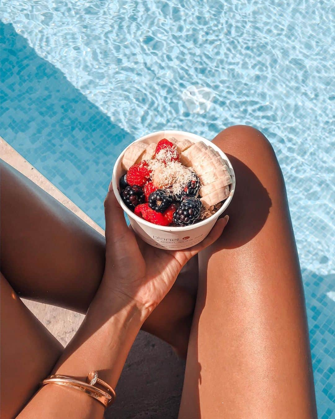 福井仁美さんのインスタグラム写真 - (福井仁美Instagram)「All the things I love 🍓 Acai,Banana,Berries,Honey,Granola…and Pool!! ・ ─────────────────────── キッチンで作ろうと思ったけどバナナがへたってて、下のプールにアサイ食べにきた！ビタミン摂ってる感がなんか好き！この味！ ・ #acai #acaibowl #poolside #me #breakfast #アサイーボウル #ハワイ」12月2日 10時03分 - hitton28