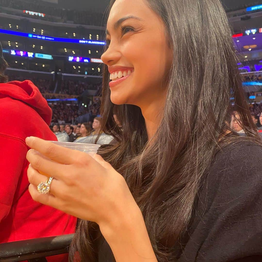 ロブ・ディアデックさんのインスタグラム写真 - (ロブ・ディアデックInstagram)「Enjoyable Sunday watching the very best. Nothing quite like the energy of an NBA game. Love seeing AD and LeBron live. Going to be an amazing season.  @bryianadyrdek may not love sports, but is always down for an adventure into the arena 🙏🏼😍😘🙌🏽」12月2日 10時33分 - robdyrdek