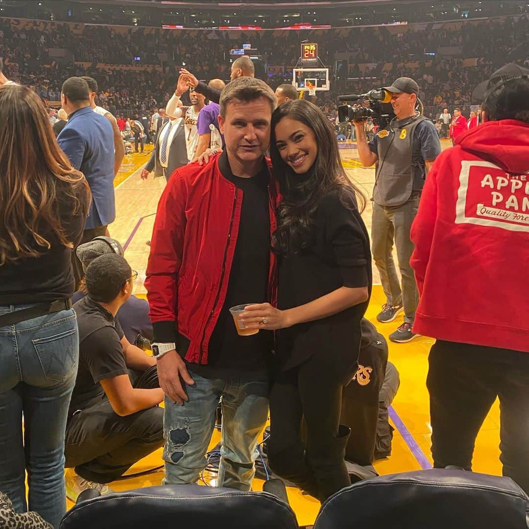 ロブ・ディアデックのインスタグラム：「Enjoyable Sunday watching the very best. Nothing quite like the energy of an NBA game. Love seeing AD and LeBron live. Going to be an amazing season.  @bryianadyrdek may not love sports, but is always down for an adventure into the arena 🙏🏼😍😘🙌🏽」