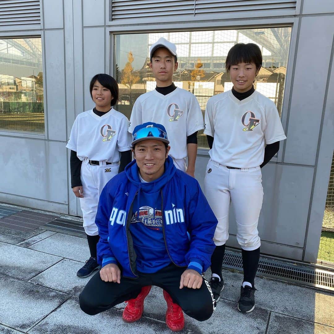 クーニンズさんのインスタグラム写真 - (クーニンズInstagram)「・ 堺市の軟式野球協会の依頼で ヤウチの野球教室を開催！  ちょっと年上のお兄さんの感覚で ヤウチの話を聞いたり練習したり あっという間の4時間でした。  大阪バンバータとともに ヤウチのお手伝いをしました。  いつも思うことですが、 小学生・中学生の女子選手って めっちゃ上手くない？笑  アジリティーが壊滅的にできない子と めちゃくちゃ得意な子に分かれた印象。  ハワイの野球教室を取材したときは 5歳児でもキレキレだったけど、 青少年のスポーツカリキュラムが そもそも違うんだろうか？  いろいろ身近でみて楽しかったです。  #堺ベースボールキャンプ #野球教室 #大阪バンバータ #軟式野球 #ミチワタイガー ＃レボルタイガー #4枚目の写真は堺市のドン #5枚目はスーパー中学生」12月2日 10時25分 - qoonin