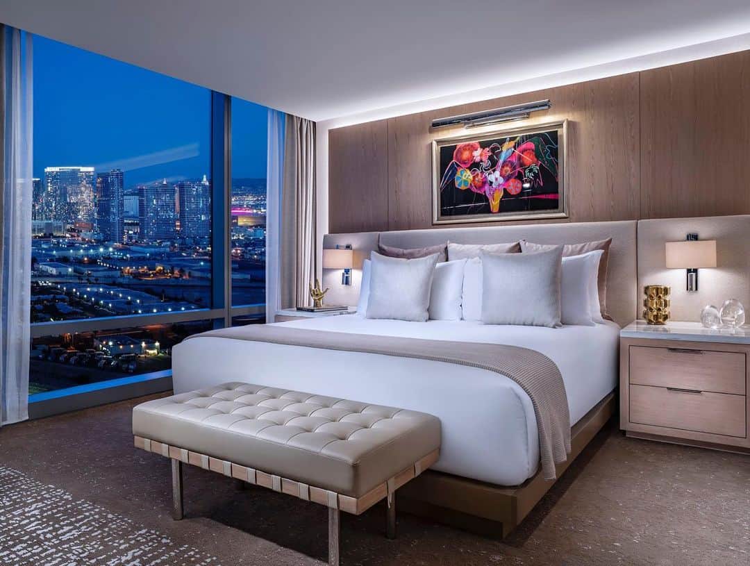Palms Casino Resortのインスタグラム：「When was your last Vegas vacation?  Book your next one wit us. Swipe up on our story to get 40% off rooms and $40 in daily dining credit when you book by 12/5.」