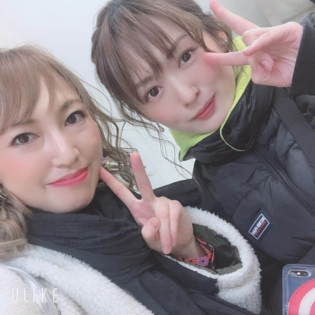のインスタグラム：「ワンマンのあと、ぐっすり眠れるのかと思いきや、興奮冷めやまずで2日間ぐらいちゃんとねれなかった。 今日やっとちゃんとねれた！半日以上寝た！笑笑 . 今月もクリスマスイベントなどが6本ぐらいはいっているのですが、 気持ち的には11/29のワンマンでひと段落。 今月は普段忙しくて出来なかったことや、ずっとやりたかったことをやるんだ！ あー楽しみ。笑笑 私のやりたいこと ・温泉で何も考えずゆっくりする ・買い物 ・お世話になった皆様へメッセージカード書きやプレゼント選び ・クローゼットの整理 ・大掃除 . . でもね、ワンマン終わった次の日に、もう次のワンマンのこと考えてた！ 3年前のワンマンのときは、 もうそんなこと考えられず、全て燃やし尽くしたという感じだったけど、 こないだのワンマンは、 ワンマン終わったあとから、まだまだ出来る！って思ったから、 エネルギーの使い方はこのやり方で間違ってないんだなということがわかった。 何より楽しかったし、皆さんから、あの場からたくさんパワーをもらえた！ そういう場や時間をこれからももっともっと増やしていきたい！ それから6月のワンマンから一緒だったバンドメンバーの力が大きかったかな。 演奏はもちろんだけど、それ以外の部分も重要で、 本当にくだらない話で盛り上がれる、あのメンバーだったからこそあのテンションでいけたみたいなところあるわ。笑 ワンマンの動画や写真など、随時アップしていきまーす！ 今回撮影は、脇田唯ちゃんにお願いしたよ！ これから上がってくる写真がたのしみー🧡」