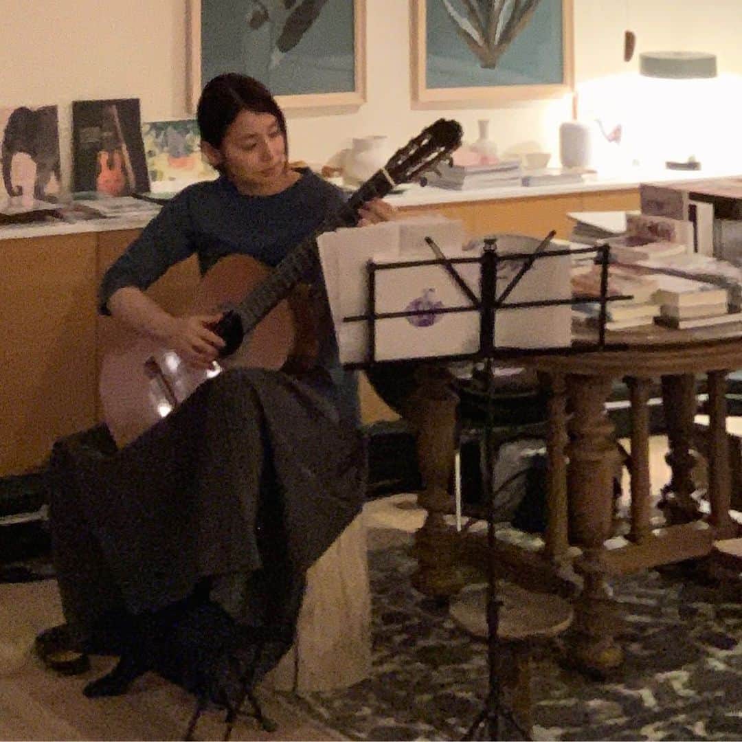 石田ゆり子さんのインスタグラム写真 - (石田ゆり子Instagram)「ギターのレッスンは 地道に続いておりまして ３回目が終わったところです。 正しい座り方 正しい手の位置 指の向き 力の加減 まだまだ基礎の基礎。 でも わたしはクラシックギターが好き。 音が好き。 抱き抱えて大切に弾く その姿がたまらなく好きなんです。 ネバーギブアップ👏🏻‼️ #ゆりごろうギターレッスン」12月2日 10時40分 - yuriyuri1003